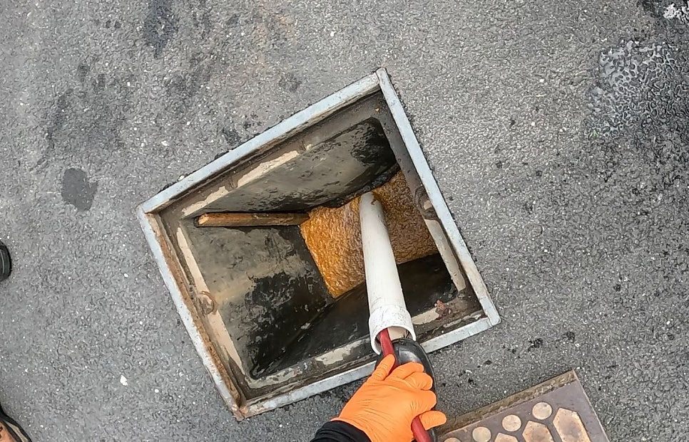 오수받이에 넣은 고압세척 노즐